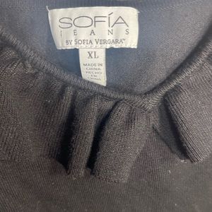 Sophia top extra large black has a scalloped shoulders